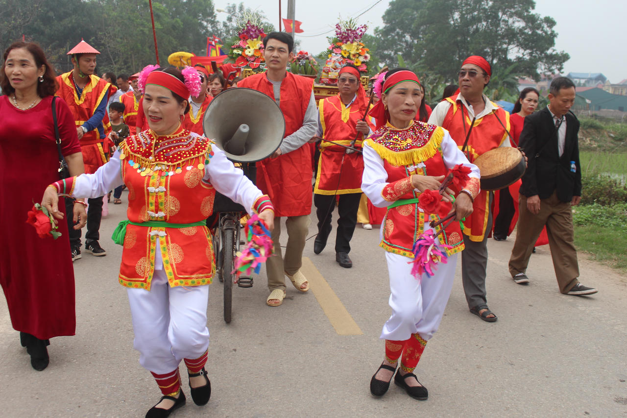Đoàn người rước 'vua sống' kéo dài hàng km ở Hà Nội